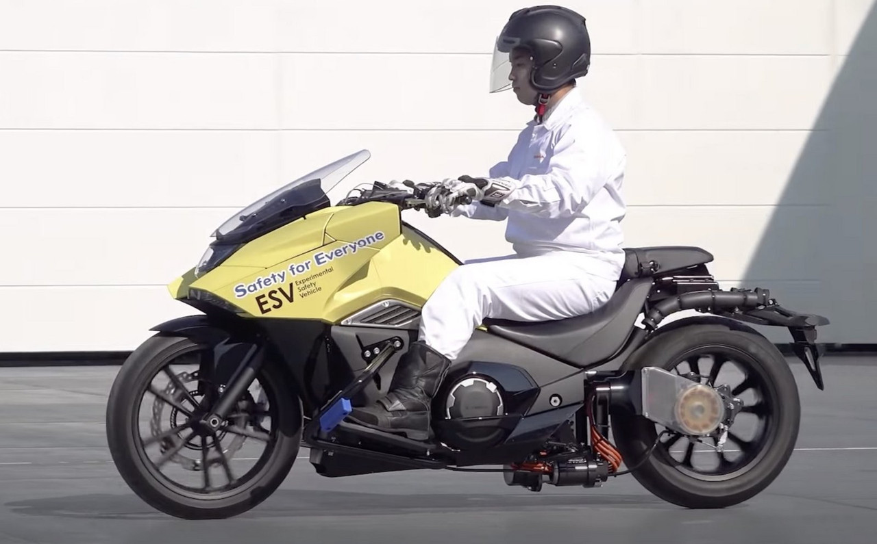 Honda продолжает экспериментировать с технологями для автобаланса мотоциклов  (видео)