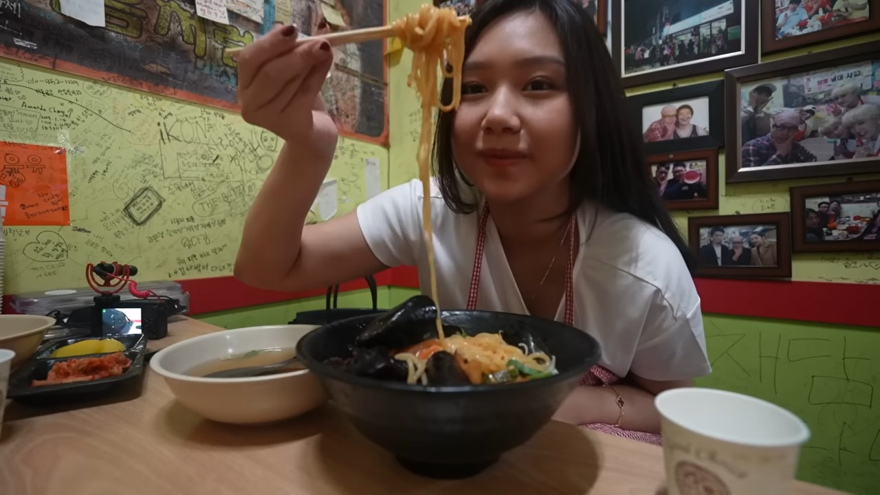 Tangkapan layar momen Sisca Kohl cicipi mi jjampong terpedas di Korea Selatan.