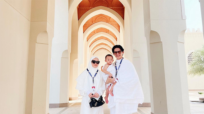 Dinda Hauw dan Rey Mbayang melaksanakan miqat di Masjid Bir Ali.