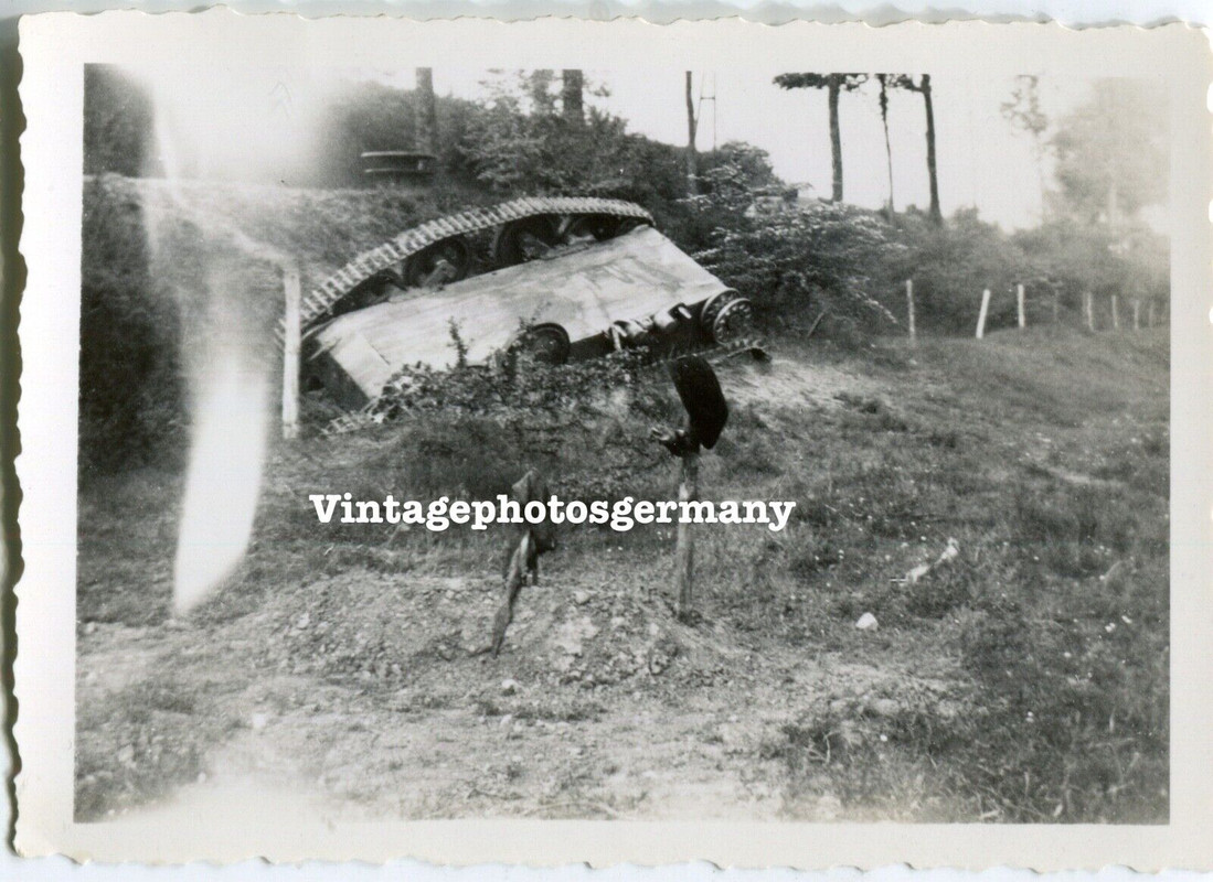 D732 Foto Belgien Dinant Belgischer - Französischer Panzer   Soldaten Grab