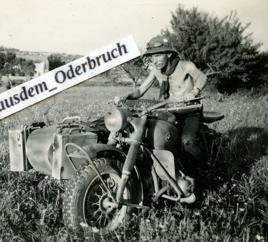 Foto WH Südfront s BMW Krad Motorrad mit Beiwagen Tropenhelm camo halb nackt