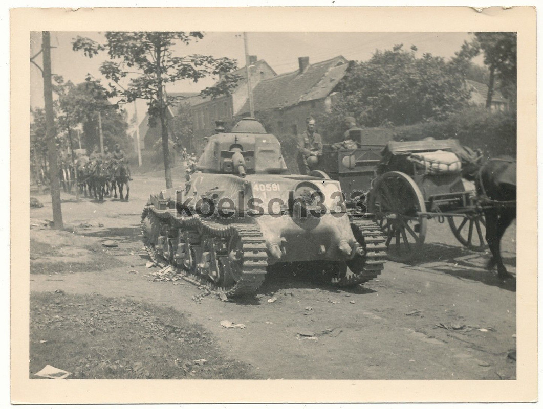 Foto französischer Char Hotchkiss Panzer Pferde 