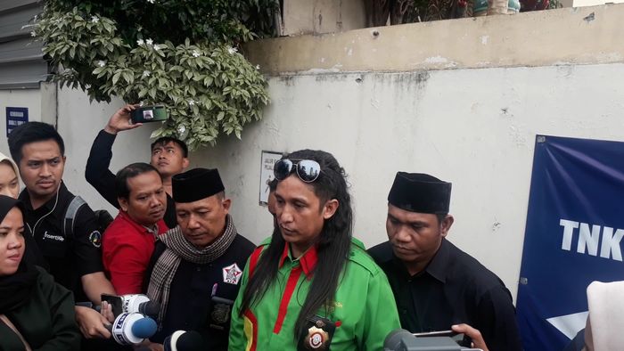 LSM KPK laporkan Atta Halilintar di Polda Metro Jaya, Semanggi, Jakarta Selatan, Rabu (13/11/2019). Terlihat di dalamnya Ketua LSM KPK Firdaus Oiwobo.
