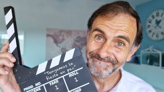 ENTREVISTA A JUAN MANUEL COTELO: “TENGAMOS LA FIESTA EN PAZ ES UNA COMEDIA MUSICAL PARA DISFRUTAR EN FAMILIA ESTAS NAVIDADES”