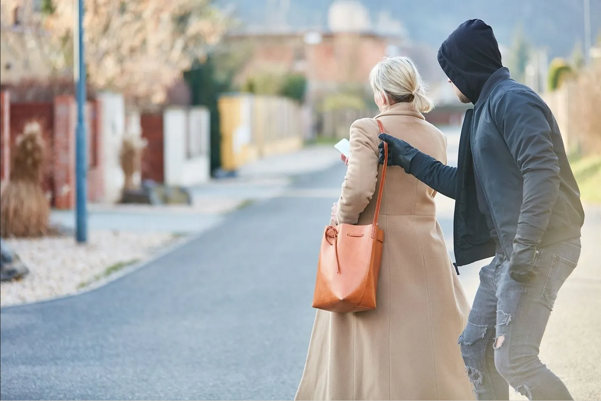 Mujer lucha con criminales en Ecatepec, este es el video del asalto