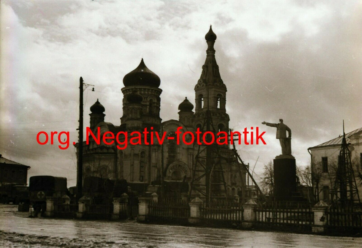 Foto 2 WK Negativ Ostfront wunderschöne orthodoxe Kirche vor Stalin Denkmal Top