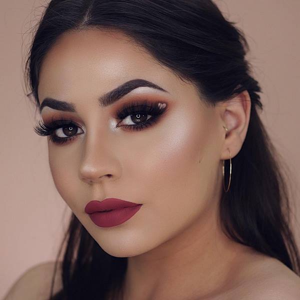 Devojka sa Novogodisnjom sminkom - neobični detalji