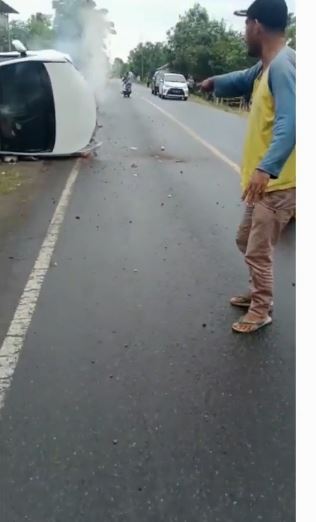 Mobil pengantin terguling hingga keluarkan asap