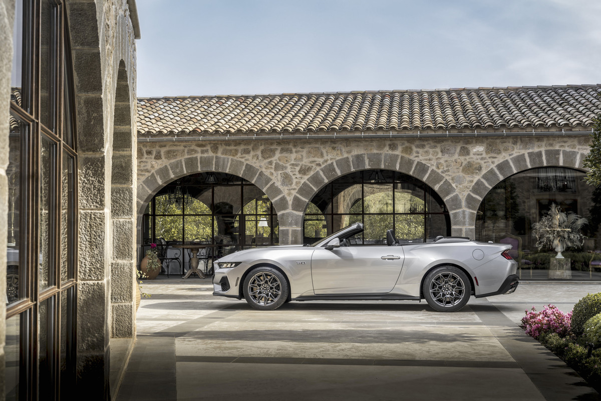 2024_FORD_MUSTANG_CONVERTIBLE_03(1)