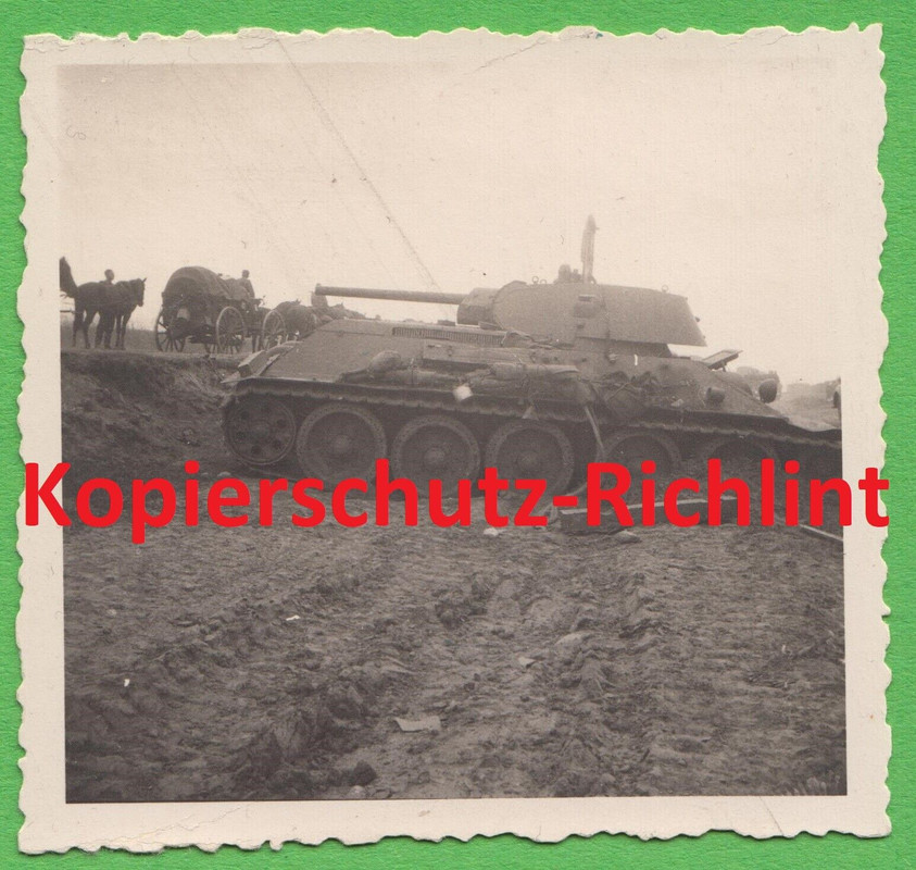 Wehrmacht Russland russischer Panzer T-34 Ausrüstung an der Seite