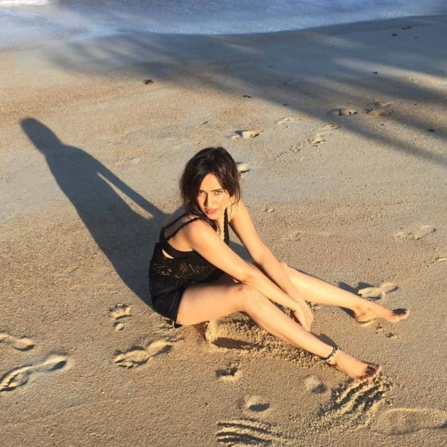 neha-sharma-glaminsta-04