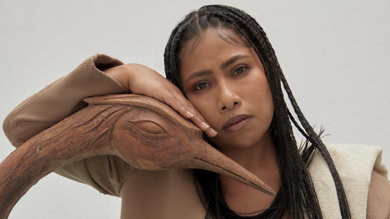 Yalitza Aparicio enseña a labrar jícaras al estilo oaxaqueño