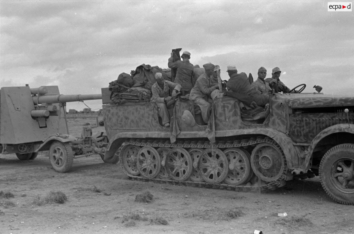 Progression d'un semi-chenillé Sd.kfz.7 tractant une pièce de 8,8 cm FlaK.1