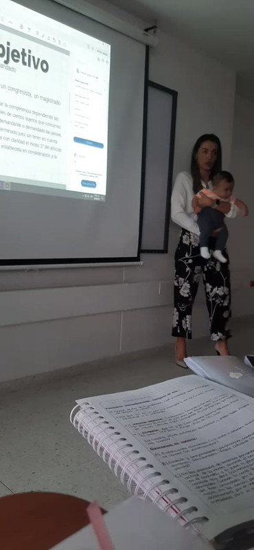 Maestra cuida a bebé para que su alumna pueda prestar atención en clase