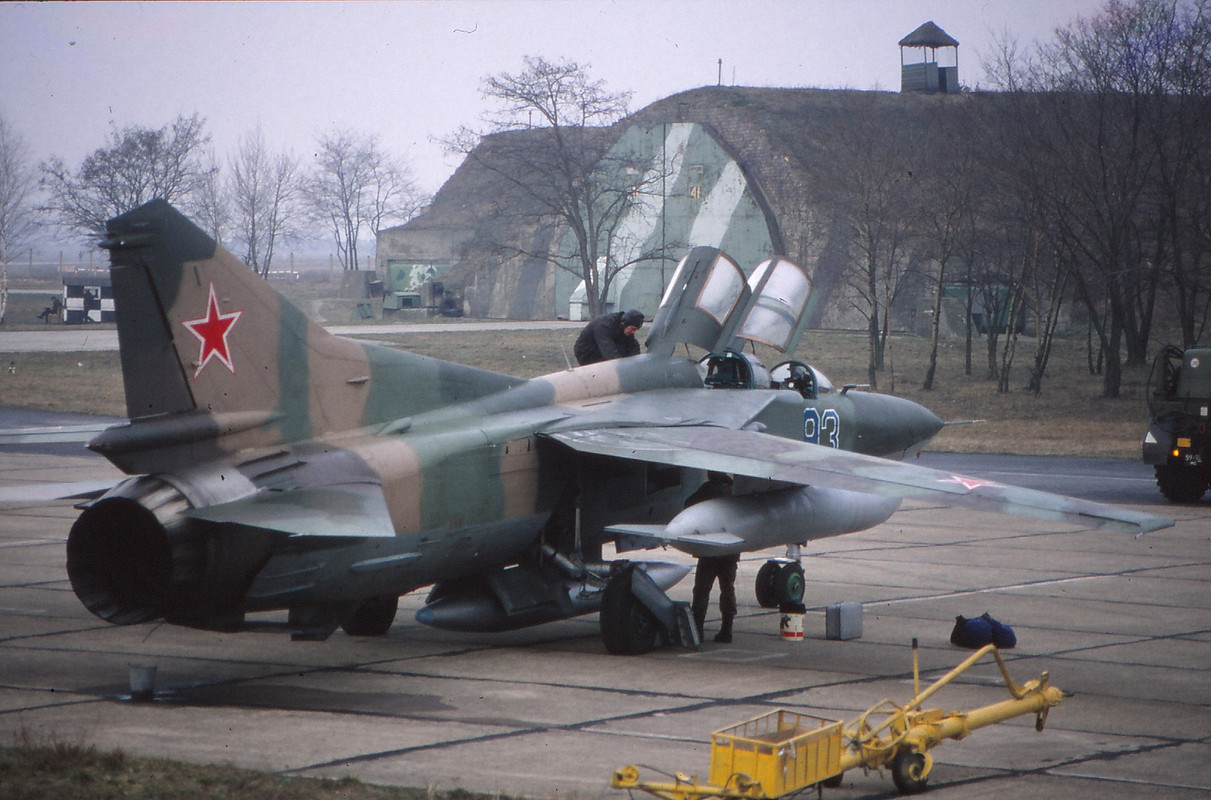 559 APIB Mig-23UB 93 Blue_390158