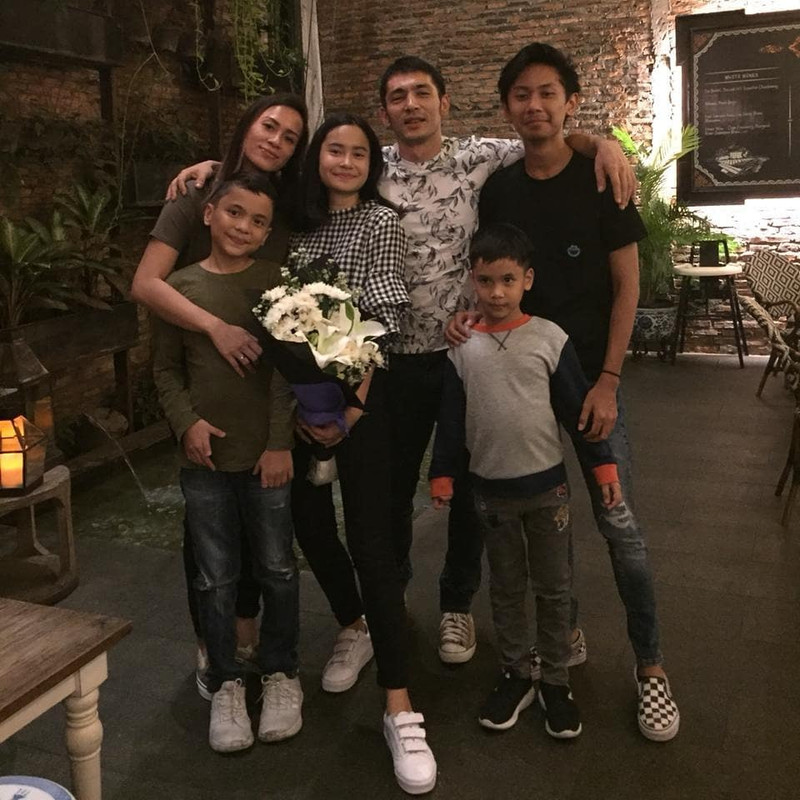 Abimana dan Inong Ayu beserta keempat anaknya