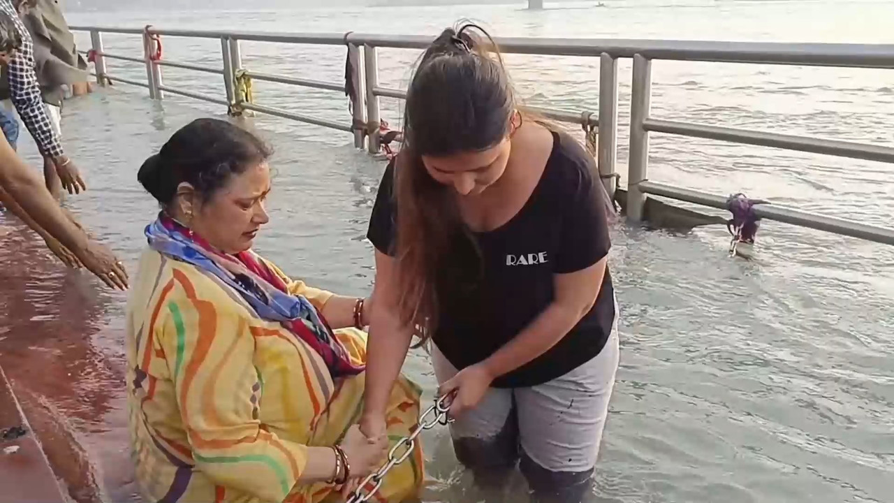 Chubby desi girl huge boobs cleavage in wet black tshirt.mkv_snapshot_00.20.000