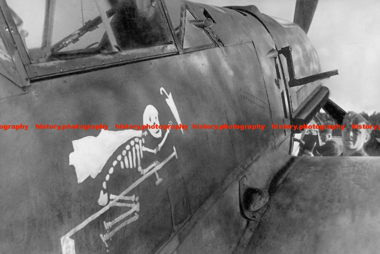 F028333 Messerschmitt Me109 mit Skelett Emblem bereitet Start vor Schlacht bei