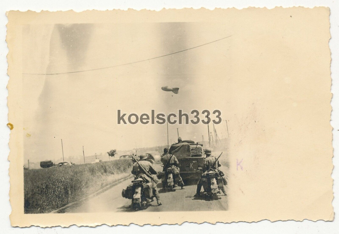 Foto Kradschützen hinter Kübelwagen der Heeresgruppe Kleist vor Beobachterballon 1941