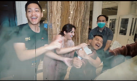 Anang Hermansyah dipaksa untuk diceburkan ke kolam renang