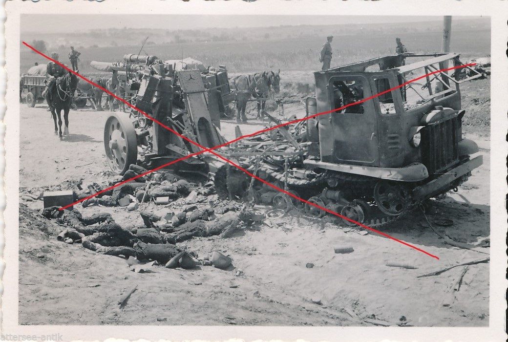 Russischer Raupenschlepper Geschütz Abschuss tan