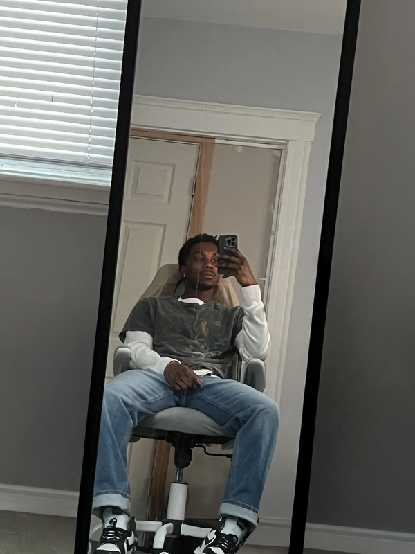 can-someone-remove-the-clutter-and-edit-out-the-black-chair-v0-duxdgdk44t7f1