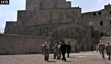 Scena di Pasqualino Settebellezze girata al castello di Baia (www.davinotti.com)