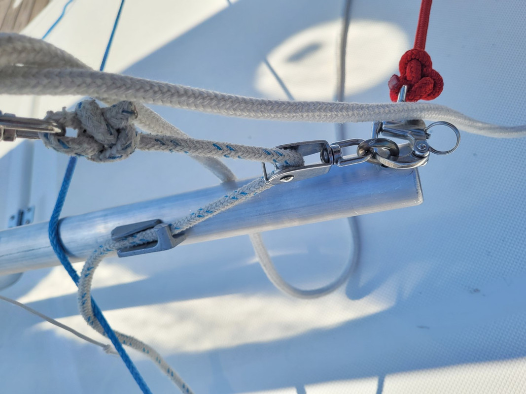 D outhaul and trim rope attachment