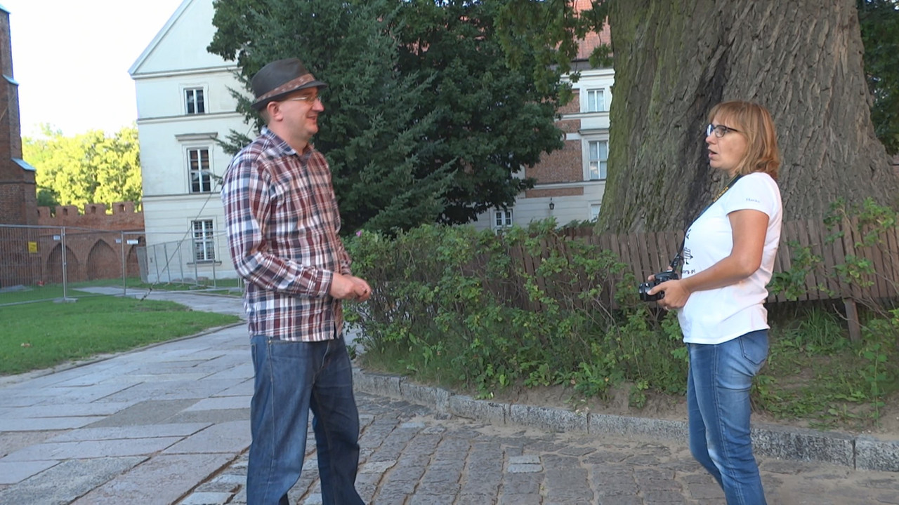 33.31 - Scenku na katedralnym dziedzińcu_003245