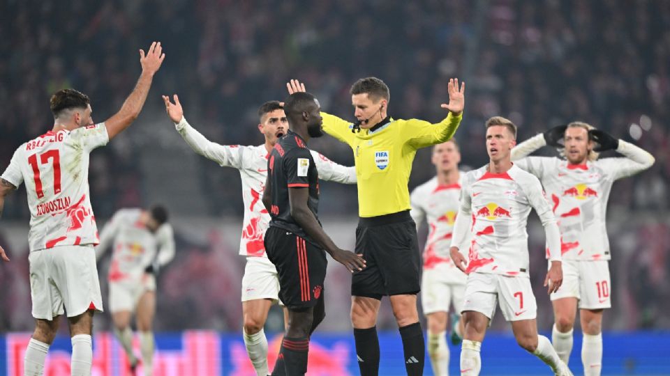 VIDEO: Leipzig le arrebata un punto al Bayern Munich en un juego con polémica incluida