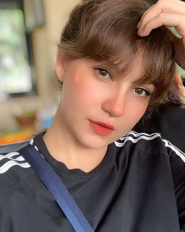 7 Potret Alessia Cestaro saat berponi, nampak manis dan awet muda