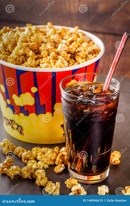 концепция-еды-для-кино-смотреть-фильм-холодный-напиток-колы-с-льдом-в-148946615