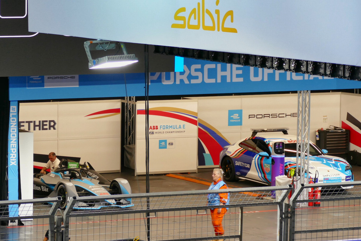 E9604038-E1C9-428F-87AE-604AEBFA50A1