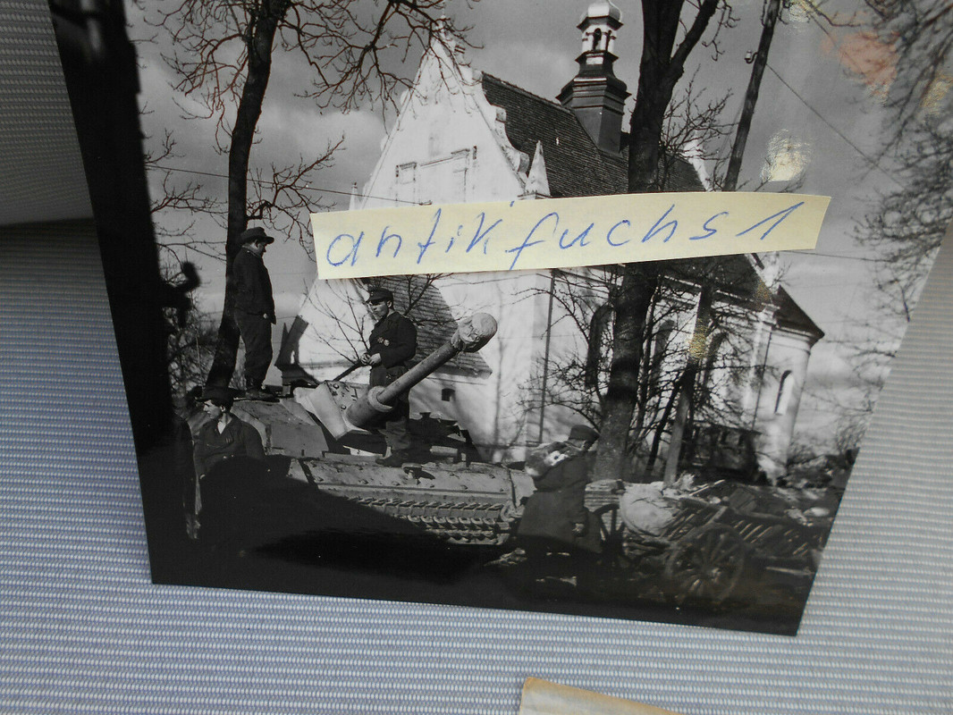 Front-Panzer Sturmgeschütz neben Kirche im Kurland-Kessel 1944-45