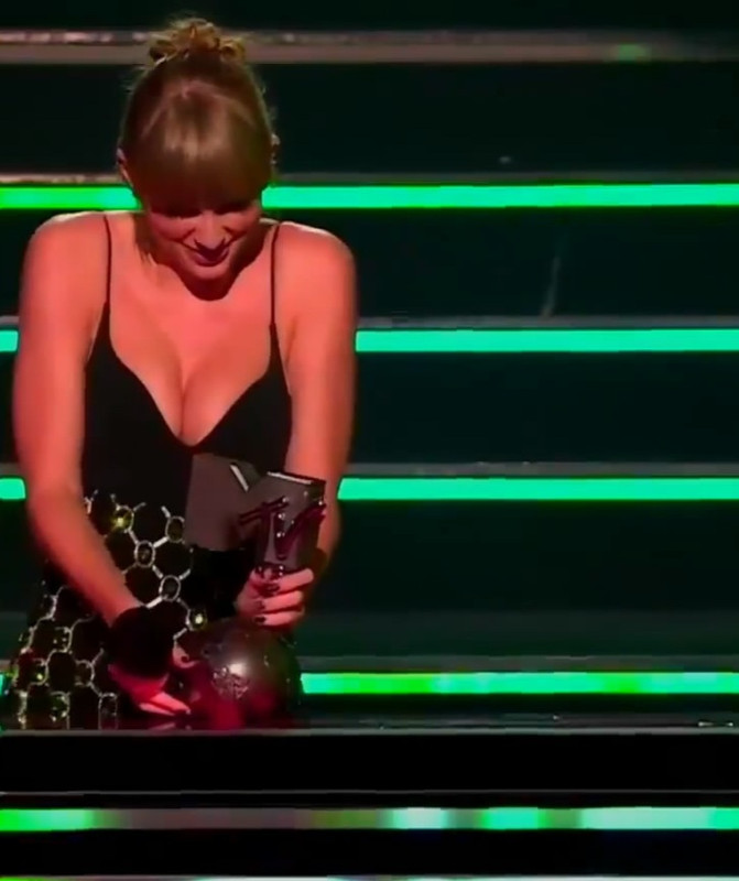 TaylorSwift-award-edit