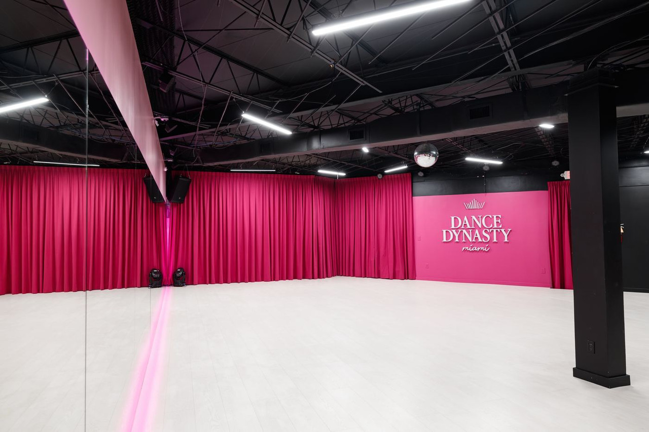 Hall with the Dance Dynasty wall