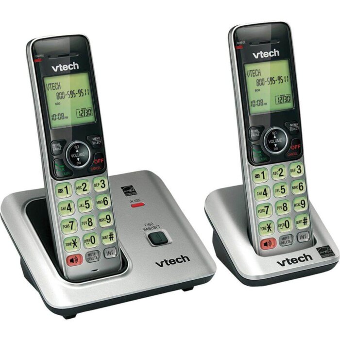 Set de dos teléfonos inalámbricos VTech CS6719 con sus bases de carga.