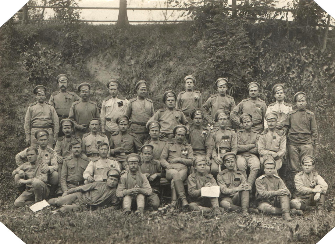 оф-737 Группа солдат. Сидит в центре кавалер 2-х Георгиевских крестов В.И.Чапаев.1916г.