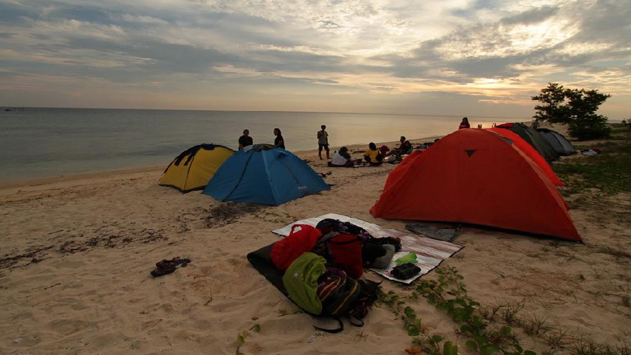 Pengalaman Berkemah dan Eksplorasi Alam