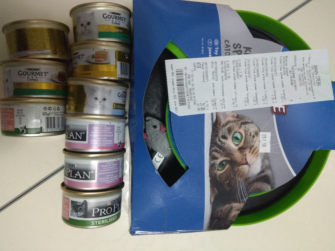 консервы и игрушка