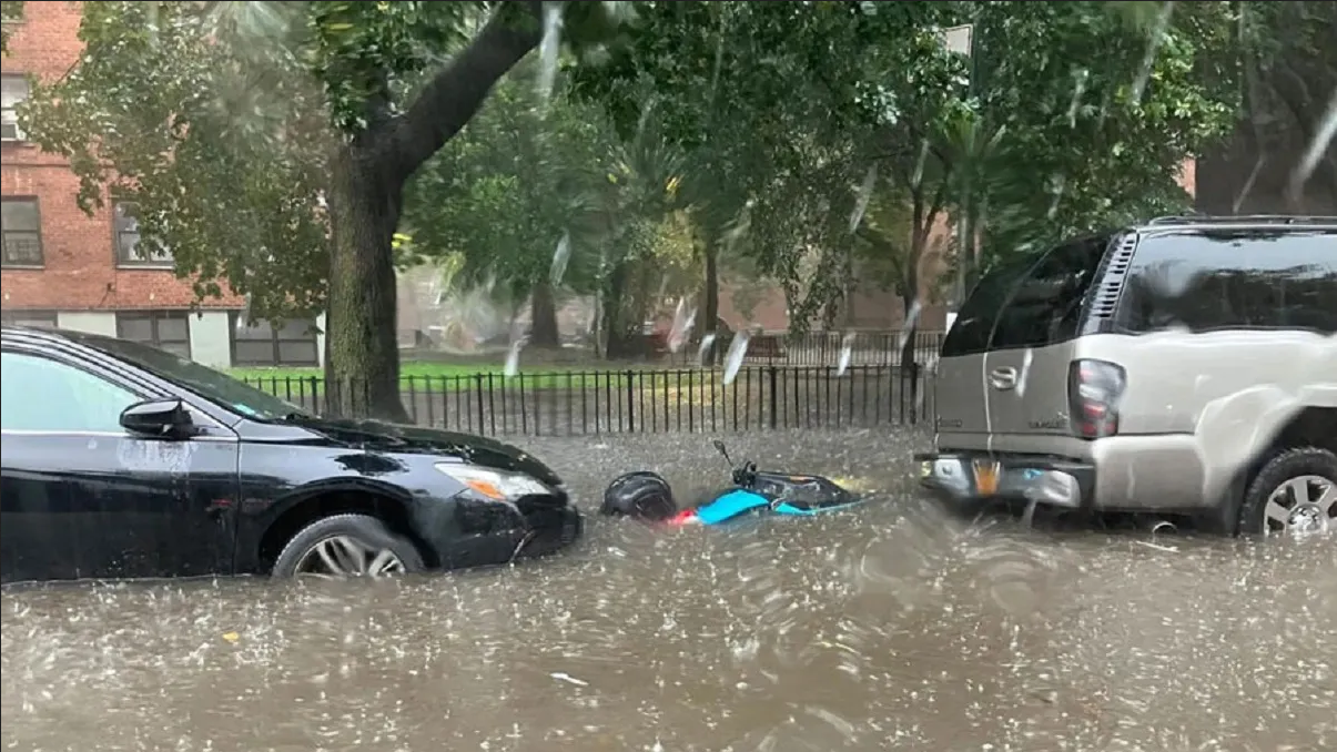 Videos: Lluvias torrenciales inundan las calles de Nueva York
