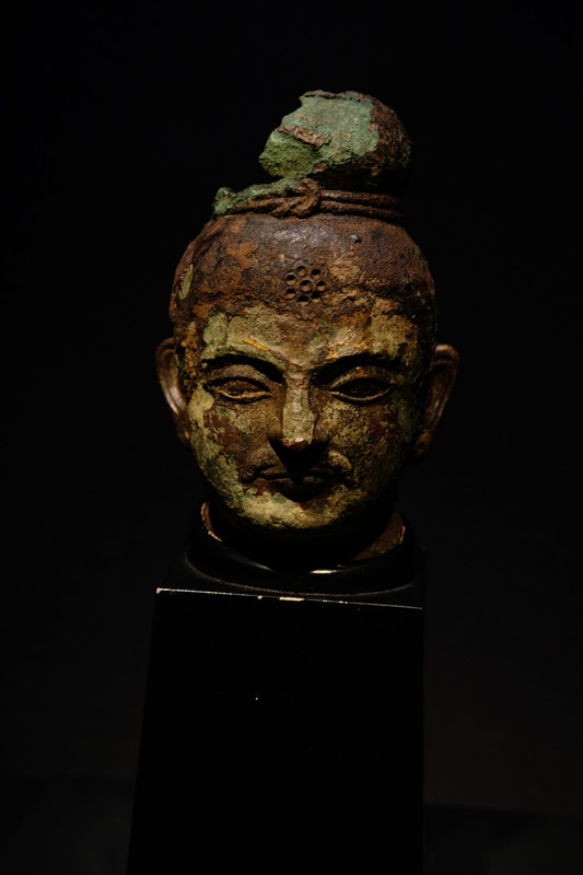 Head statue with serene expression