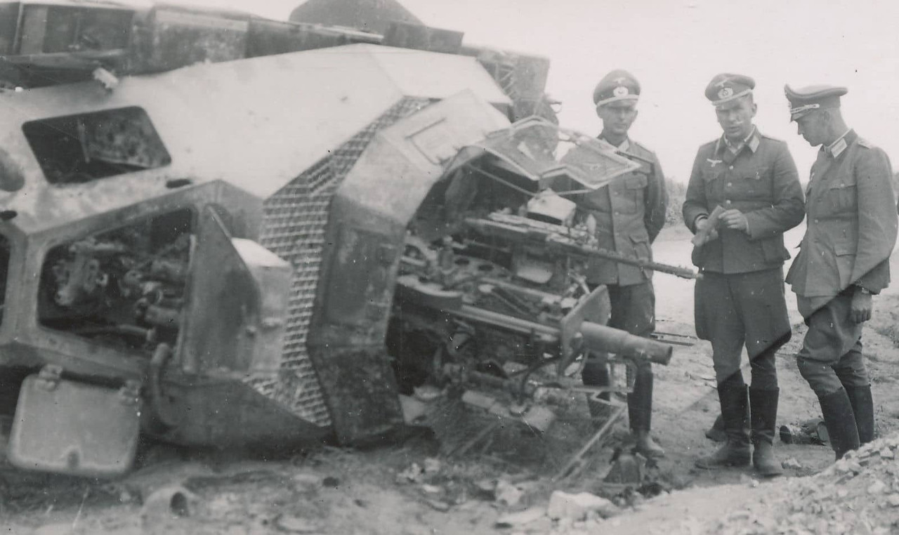 Foto 2.Wk Umgestürzter Panzer Tank Spähpanzer Of