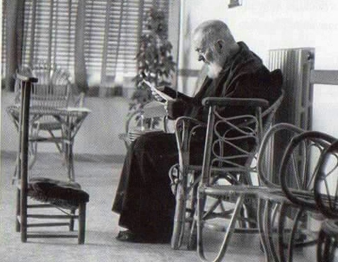 La lettura dei libri santi dans Citazioni, frasi e pensieri San-Pio-da-Pietrelcina-in-lettura