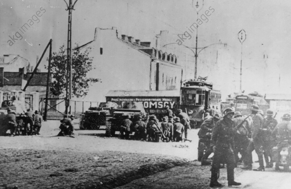 In den Außenbezirken von Warschau erleiden die Deutschen schwere Verluste. Hier Straßenkampf mit Pan