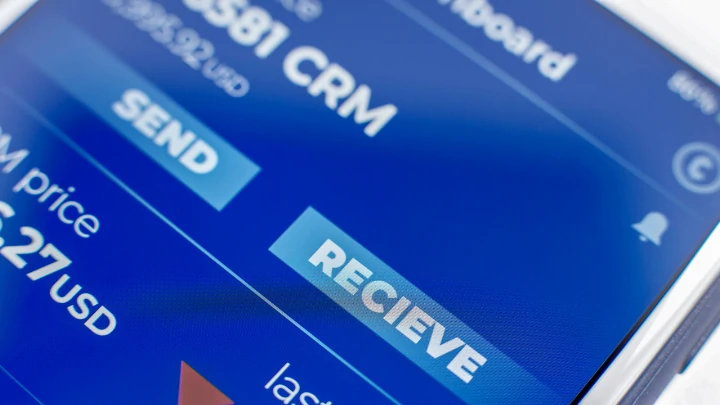 ภาพแสดงการเปรียบเทียบฟีเจอร์และราคาของ CRM แต่ละประเภท พร้อมไอคอนแสดงความเหมาะสมกับธุรกิจขนาดต่างๆ