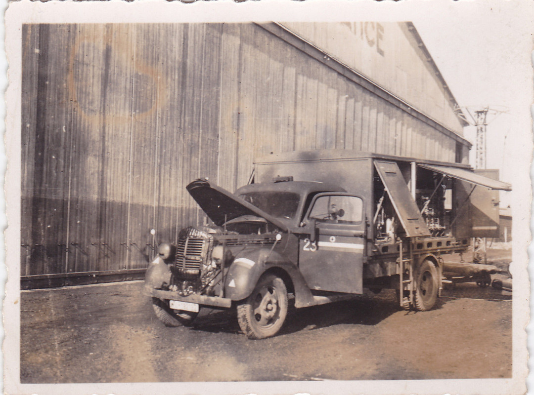 LKW Ford V8 mit Sauerstoff Umfüll Gerät Luftwaff