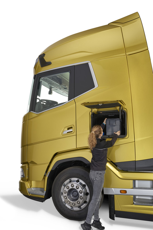 07-Large-locker-doors-for-easy-access-storage-spaces-New-Generation-DAF-truck-series-XF-XG-XG.jpg