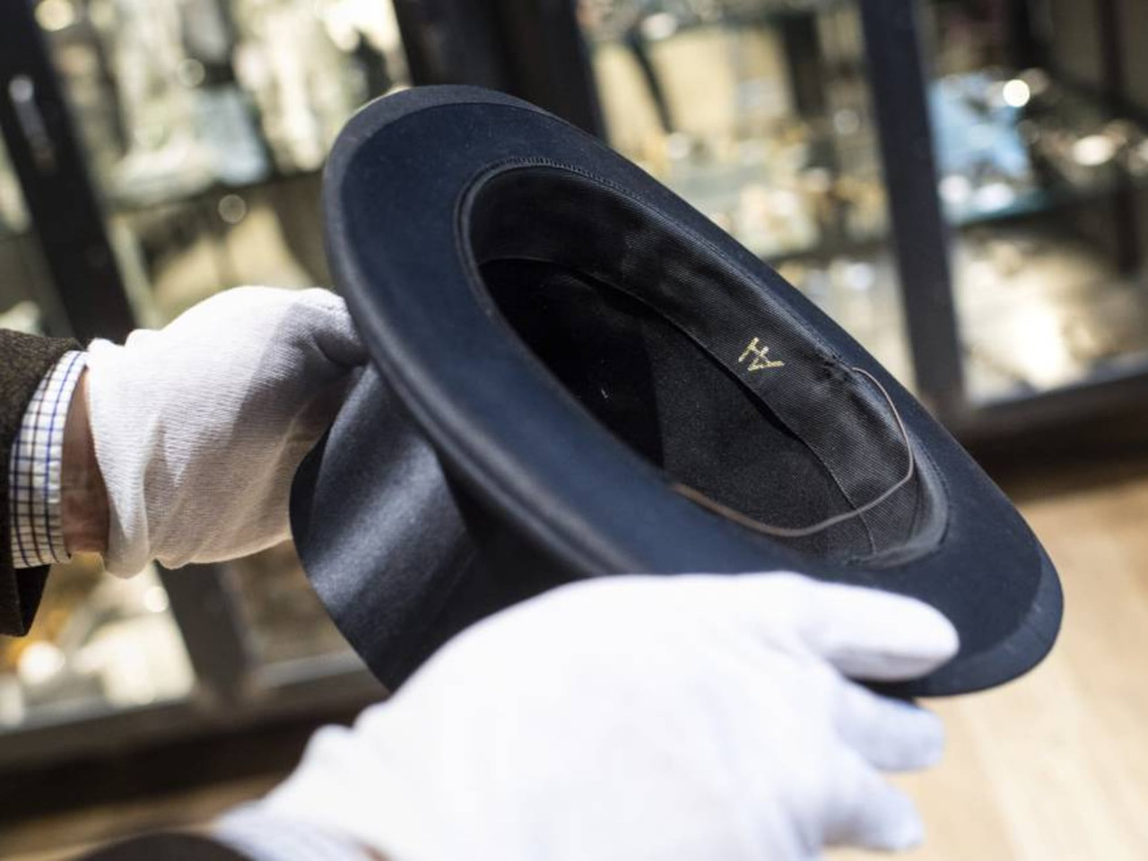 Sombrero de copa con las iniciales de Adolf Hitler antes de salir a subasta en Grasbrunn, al sur de Alemania. MATTHIAS BALK AP