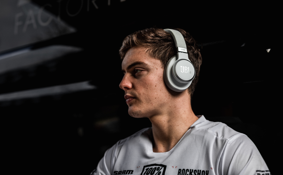 Persona usando los audífonos JBL Live 660NC en exteriores.